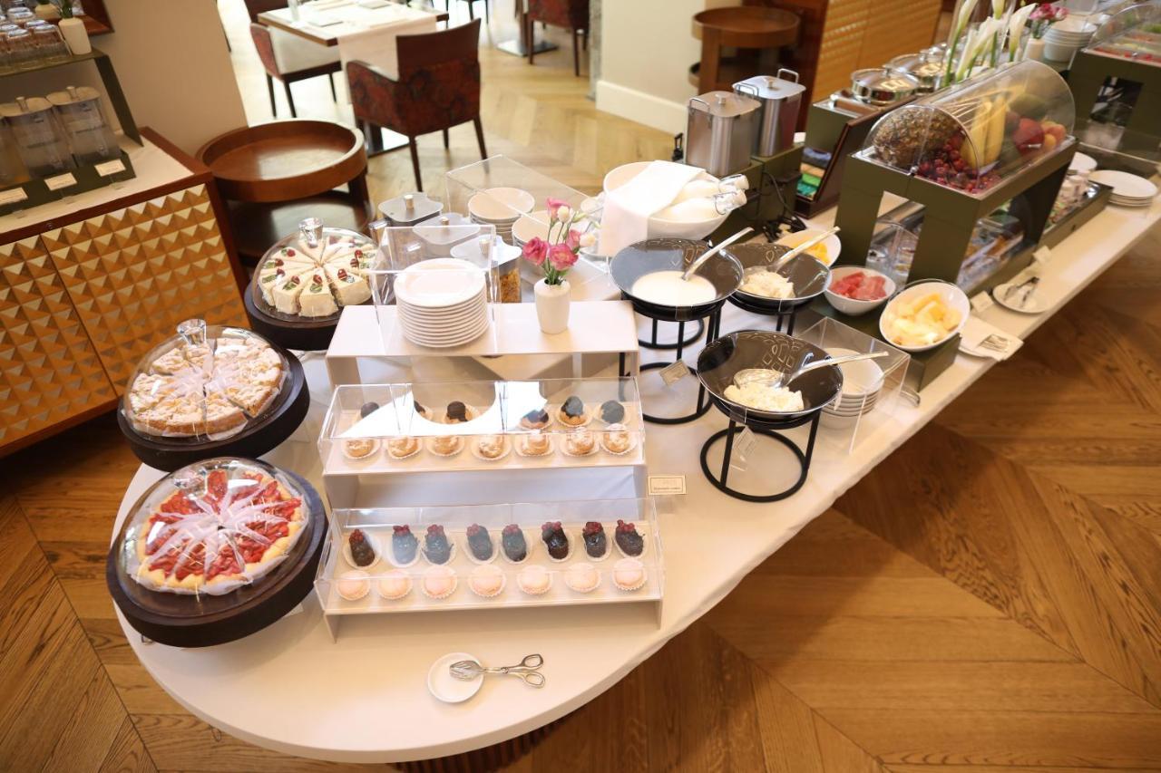 Grand Hotel Yerevan - Small Luxury Hotels Of The World Eksteriør bilde A dessert buffet