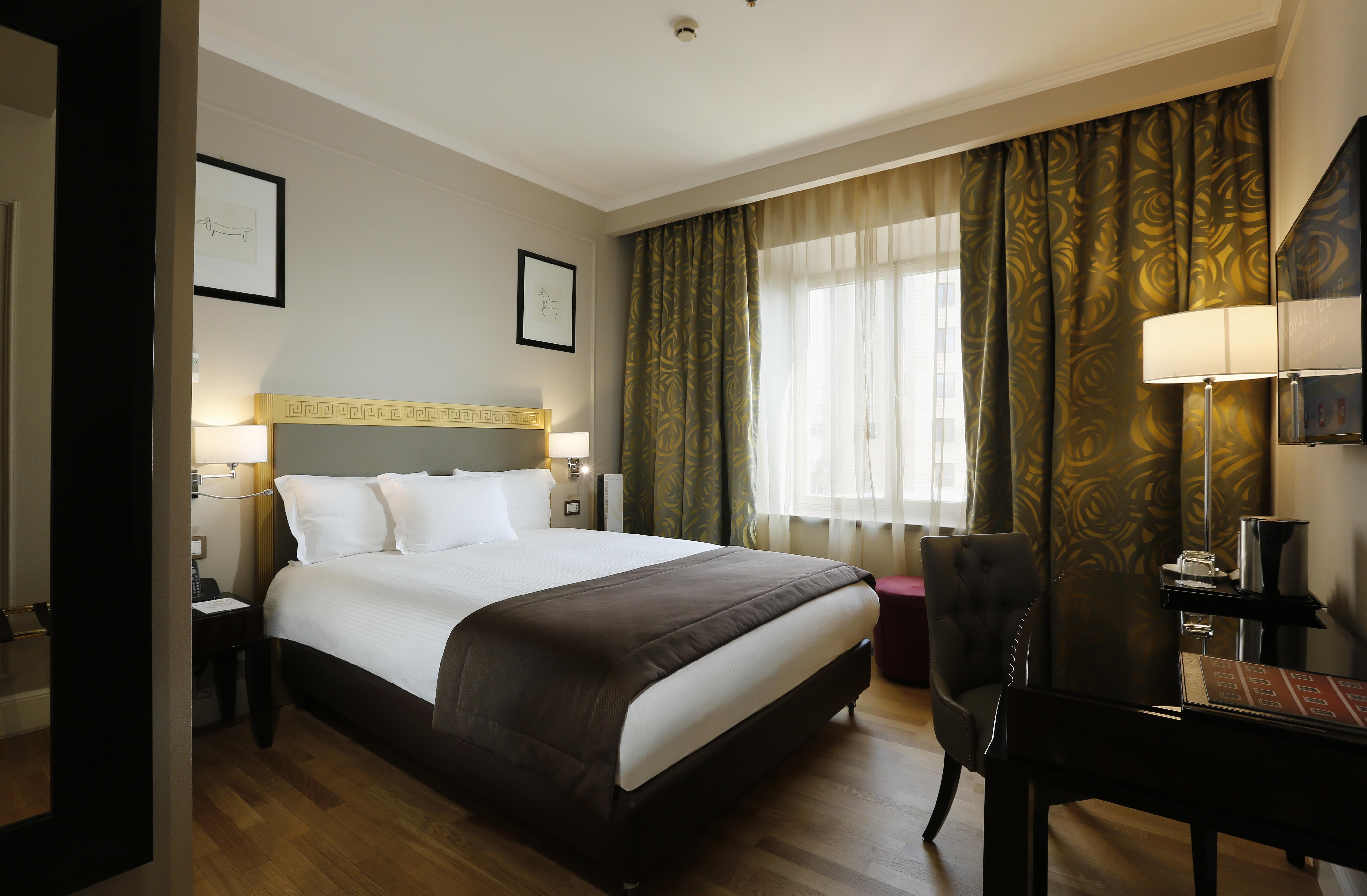 Grand Hotel Yerevan - Small Luxury Hotels Of The World Eksteriør bilde A room at the hotel
