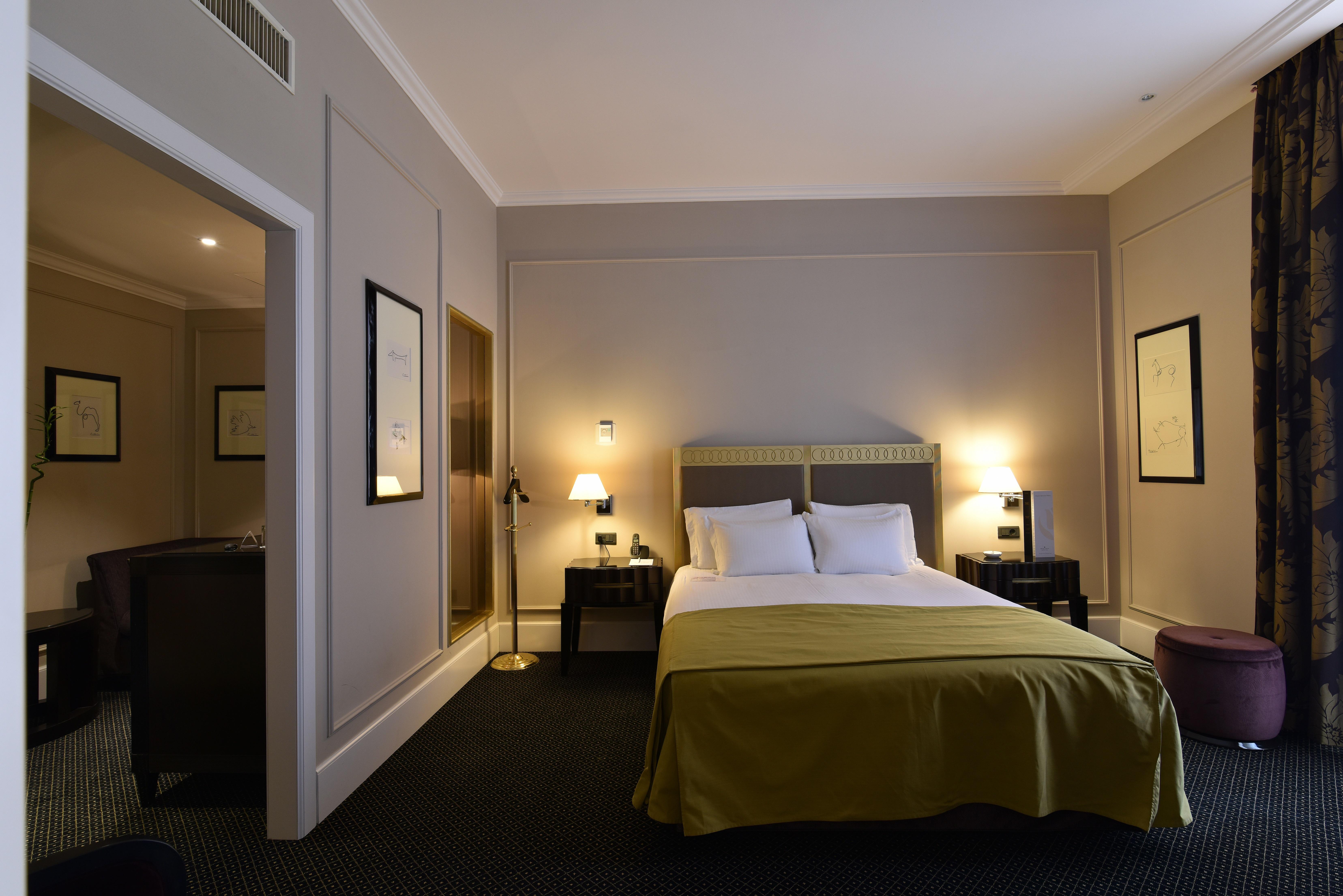 Grand Hotel Yerevan - Small Luxury Hotels Of The World Eksteriør bilde A room at the hotel