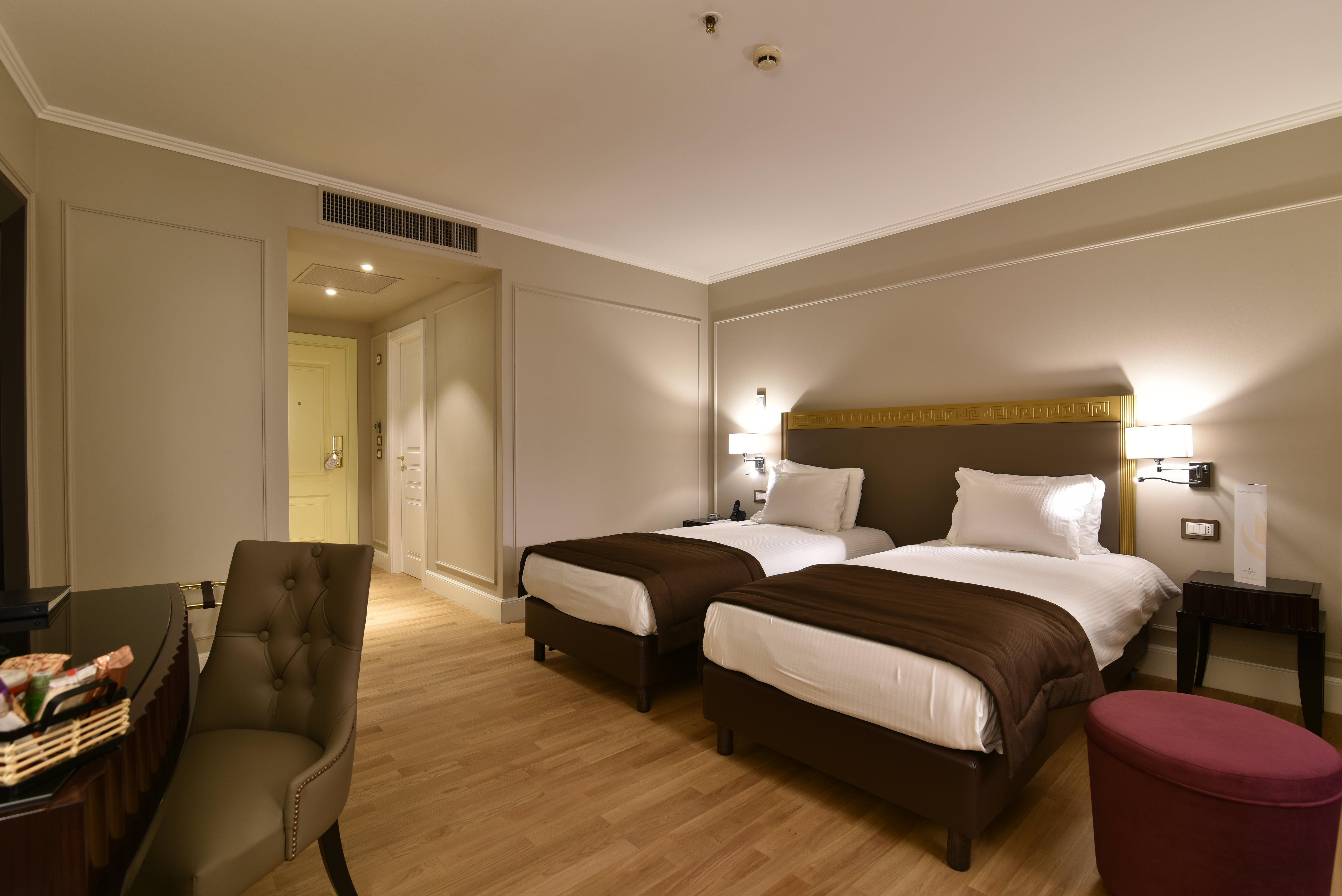 Grand Hotel Yerevan - Small Luxury Hotels Of The World Eksteriør bilde A room at the hotel