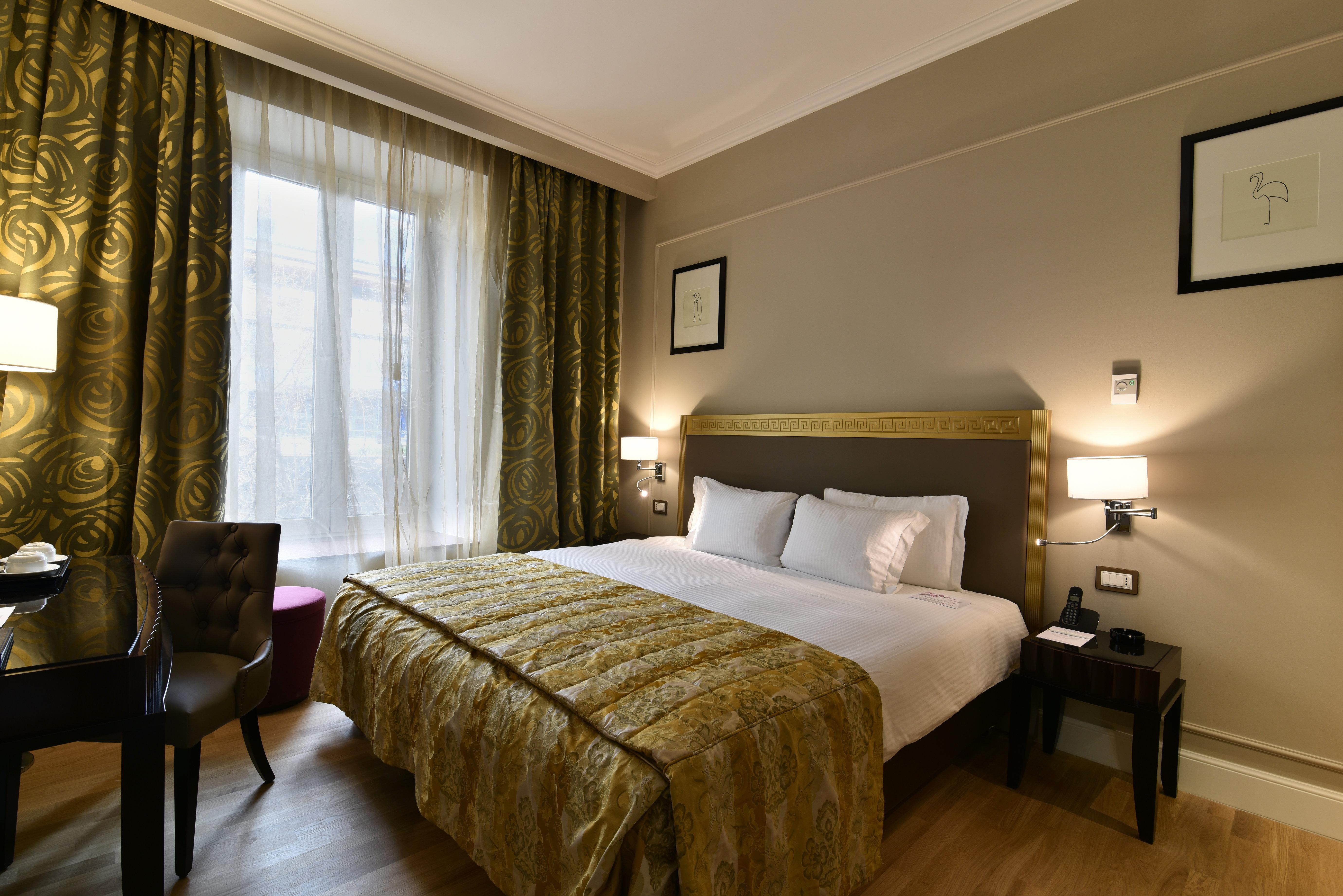 Grand Hotel Yerevan - Small Luxury Hotels Of The World Eksteriør bilde A room at the hotel