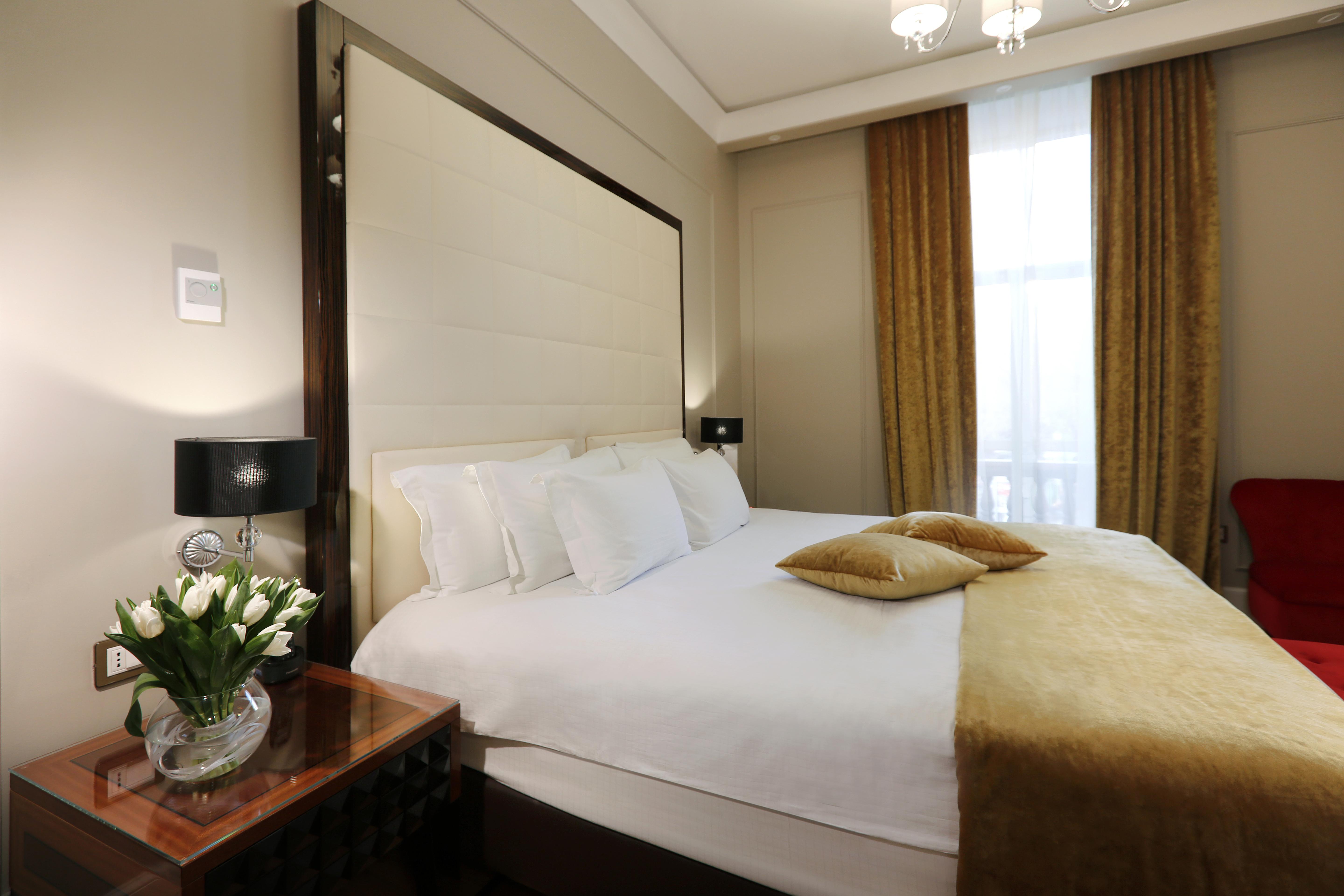Grand Hotel Yerevan - Small Luxury Hotels Of The World Eksteriør bilde A bedroom at the hotel