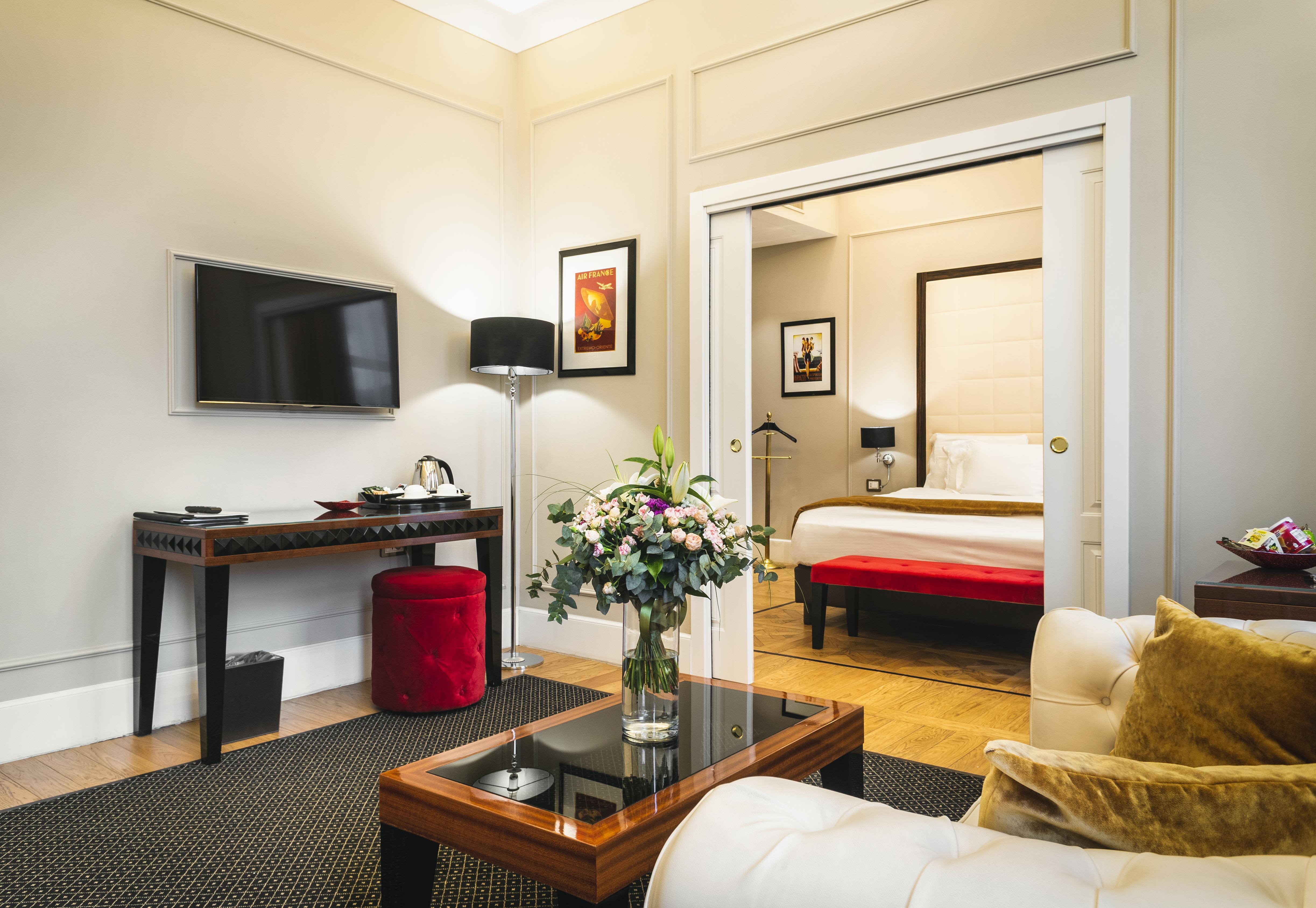 Grand Hotel Yerevan - Small Luxury Hotels Of The World Eksteriør bilde A suite at the hotel