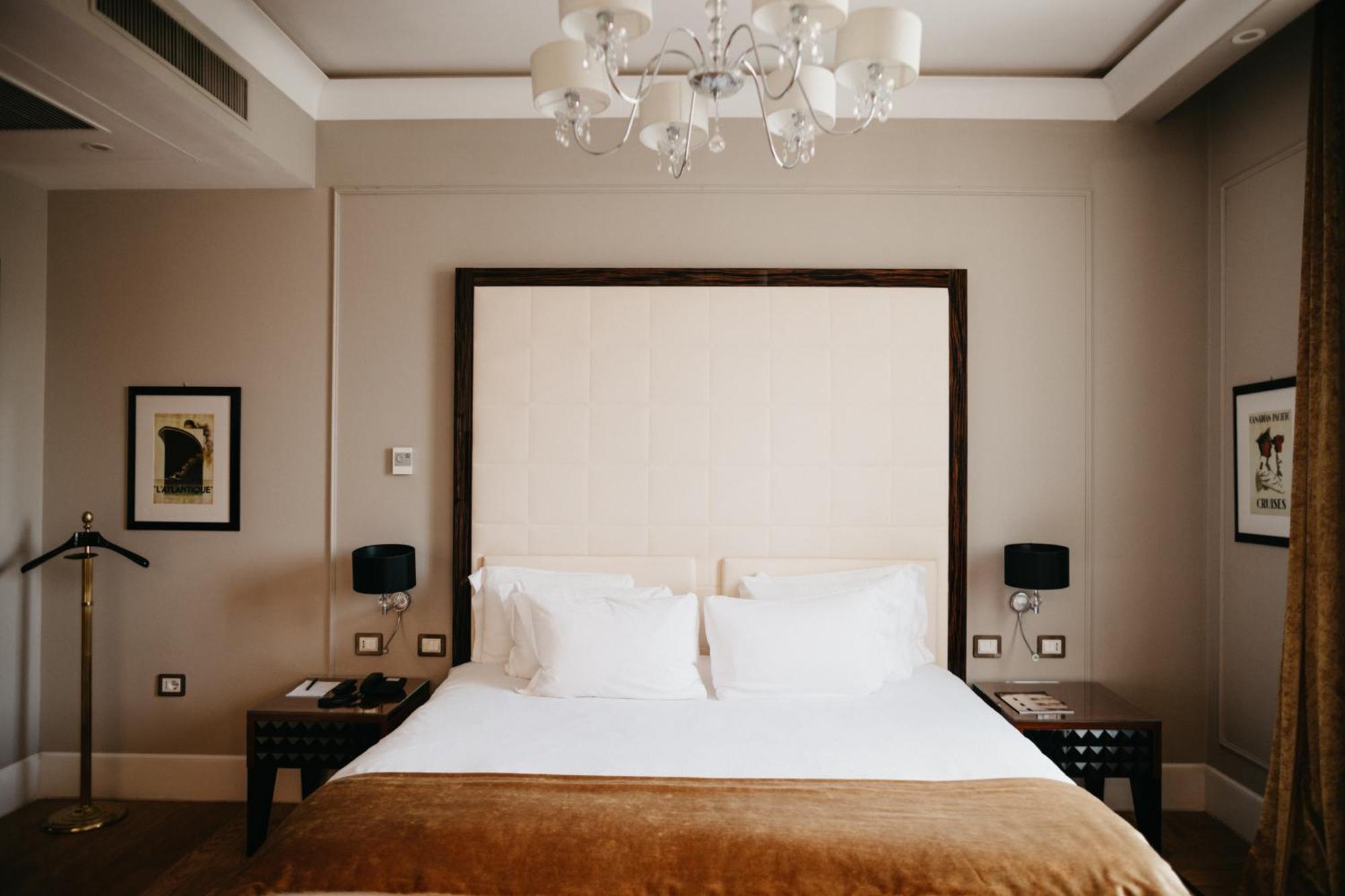 Grand Hotel Yerevan - Small Luxury Hotels Of The World Eksteriør bilde A bedroom at the hotel