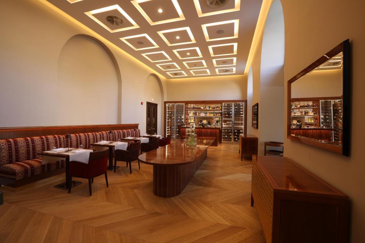 Grand Hotel Yerevan - Small Luxury Hotels Of The World Eksteriør bilde Restaurant AOC
